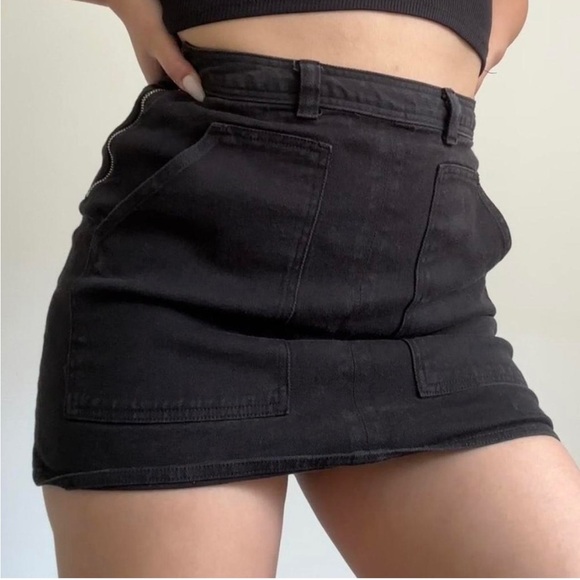 Wilfred Dresses & Skirts - Aritzia Wilfred free black utility skirt size 6